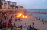 Foc i fanalets voladors per a la revetlla de Sant Joan