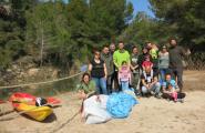 Un grup de voluntaris preparen la llacuna de l'Estany Tort per l'arribada del samaruc