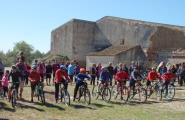 El fort vent de mestral no acovardeix els fixos de la Diada de la Bicicleta del Mas Platé