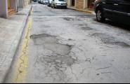 S'asfaltaran pròximament trams en mal estat de carrers a Les Tres Cales i al nucli urbà