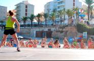 La platja de l'Alguer es converteix en un gimnàs tots els divendres amb el 'Zumba Beach'