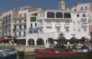Una vila amb tot de colors mediterranis i mariners