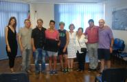 Els alumnes de l'Institut Mare de Déu de la Candelera donen un ordenador  a l'entitat Dones Endavant, en el marc del projecte Reviure