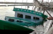 S'enfonsa el pesquer calero ‘Cavallets' al port de Tarragona després de xocar amb una altra embarcació