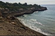 S'actua a cala Vidre aportant sorra per regenerar la platja més afectada pels temporals del passat gener