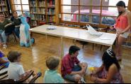 Contacontes en anglès i francès a la Biblioteca de la mà d'alumnes de l'Institut Candelera