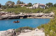 Els Bombers realitzen un exercici de recerca en entorn marítim i terrestre a l'Ametlla de Mar
