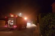 Un incendi «aparentment provocat» crema dues parcel·les a la urbanització Calafat