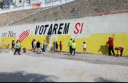 Repinten el mural de la façana marítima de cara al referèndum de l'1-O